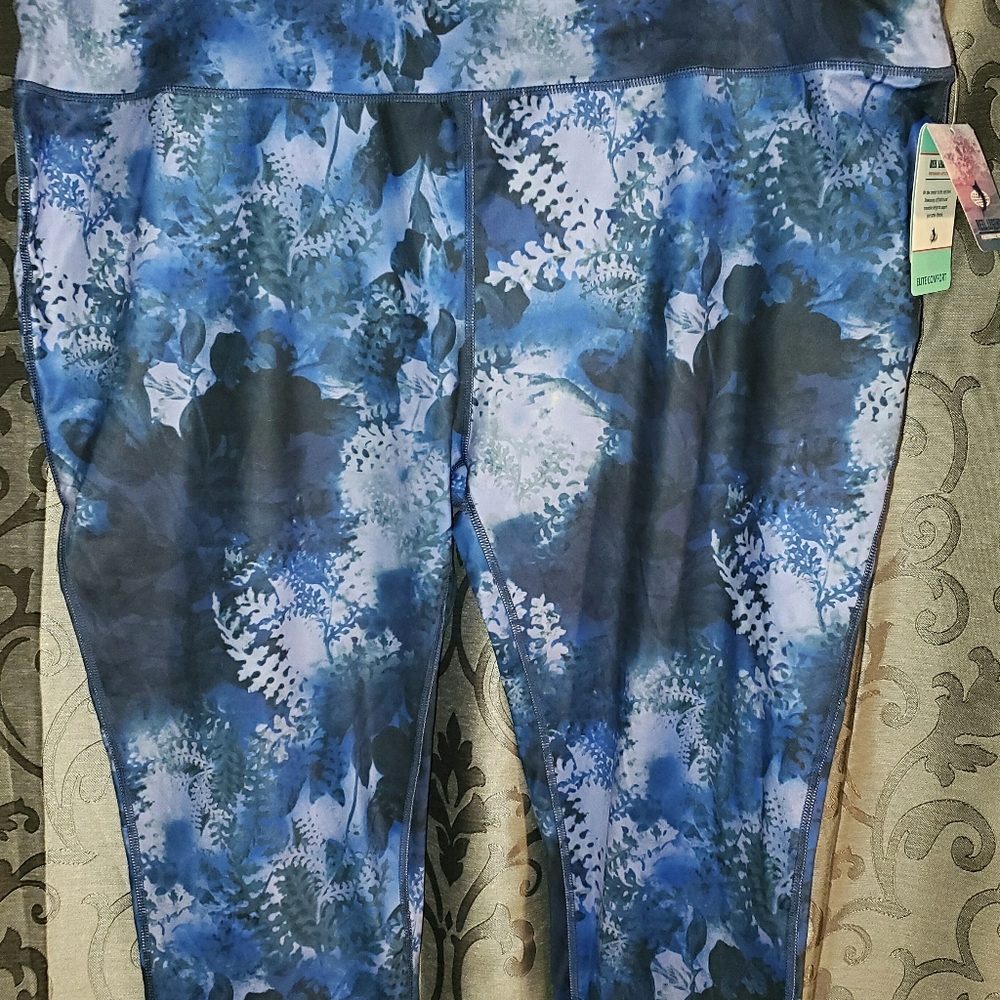 NWT, Reel Legends Keep-Cool Capri leggings